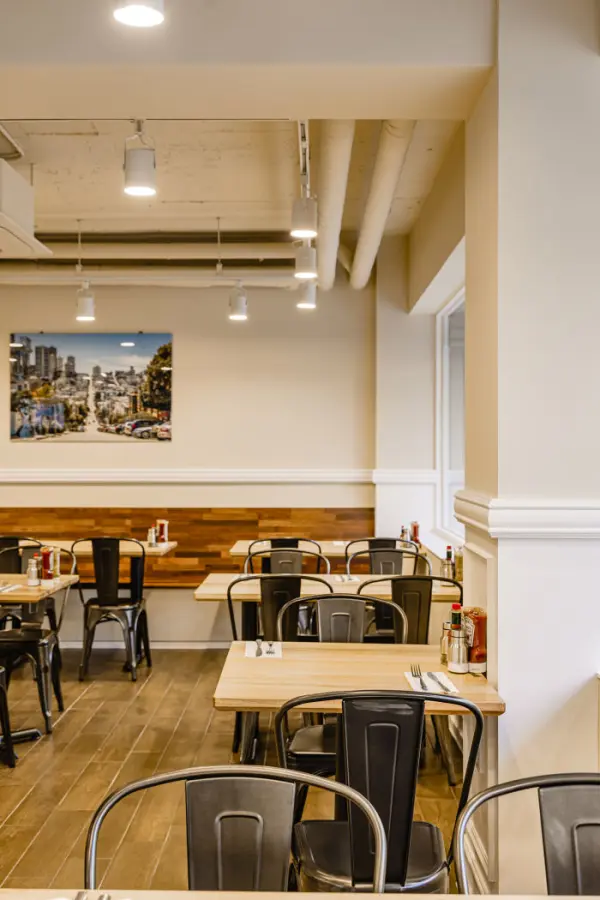 노출배관과 우드가 어우러진 인더스트리얼 카페